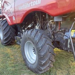 Case IH Axial-Flow 6150 inkl. Schneidwerk 7,62 m und Wagen