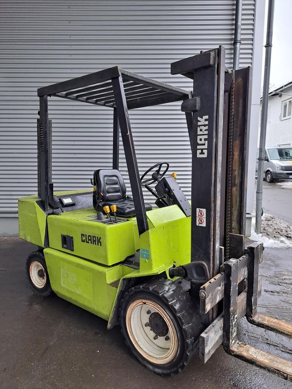 Dieselstapler Clark DPM 30 N gebraucht Clark DPM 30 N * Dieselstapler